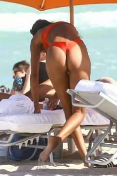 Lais Ribeiro toujours en bikini à Miami