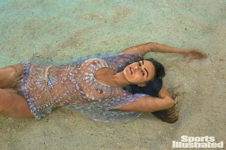 Myla Dalbesio exhibe ses gros seins pour Sports Illustrated 2018