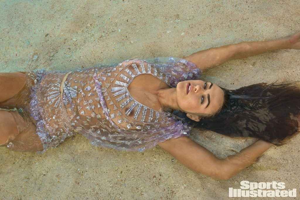 Myla Dalbesio exhibe ses gros seins pour Sports Illustrated 2018