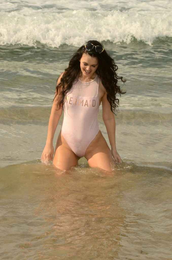 Natasha Blasick en maillot de bain à Malibu