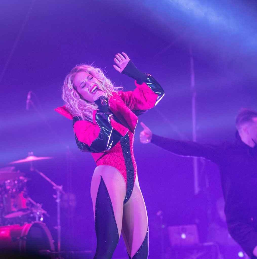 Rita Ora en concert au Kosovo