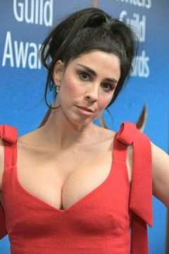 Sarah Silverman exhibe son décolleté aux Writers Guild Awards