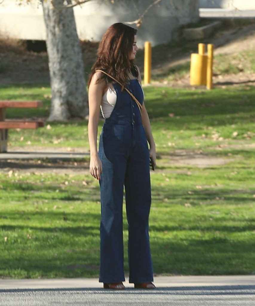 Selena Gomez se balade en jean à Los Angeles