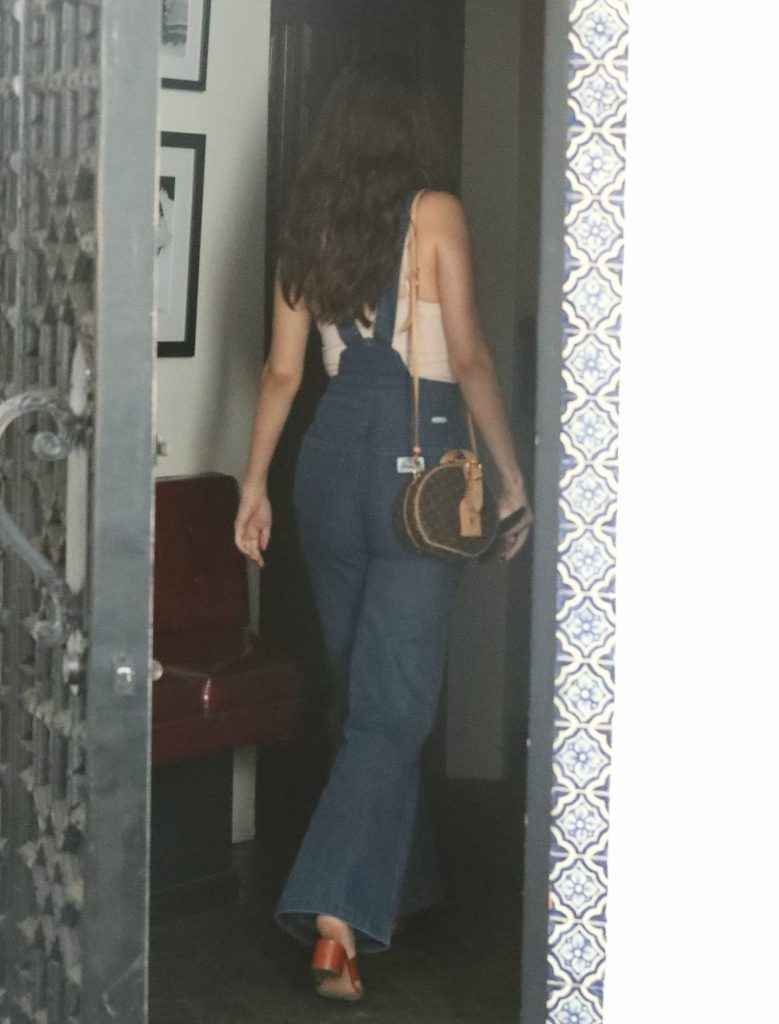 Selena Gomez se balade en jean à Los Angeles