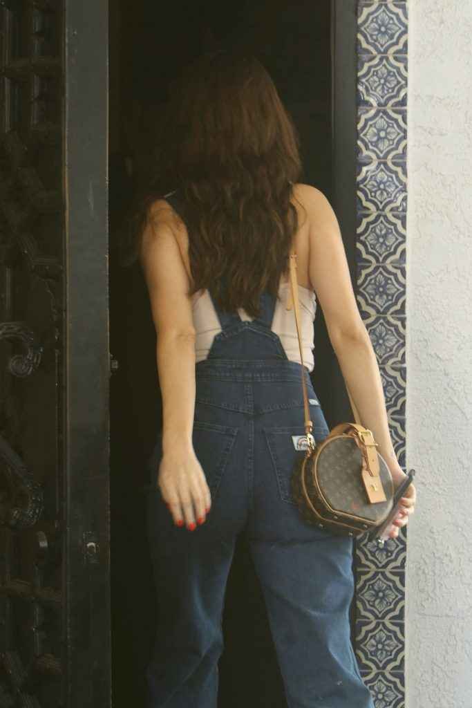 Selena Gomez se balade en jean à Los Angeles