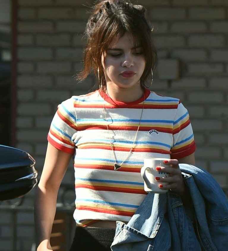 Selena Gomez a les seins qui pointent sous son teeshirt