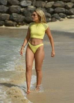 Tallia Storm dans un bikini jaune au Cap Vert