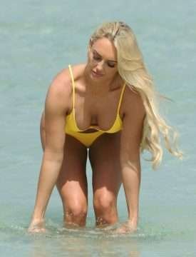 Amber Turner en bikini à Dubaï