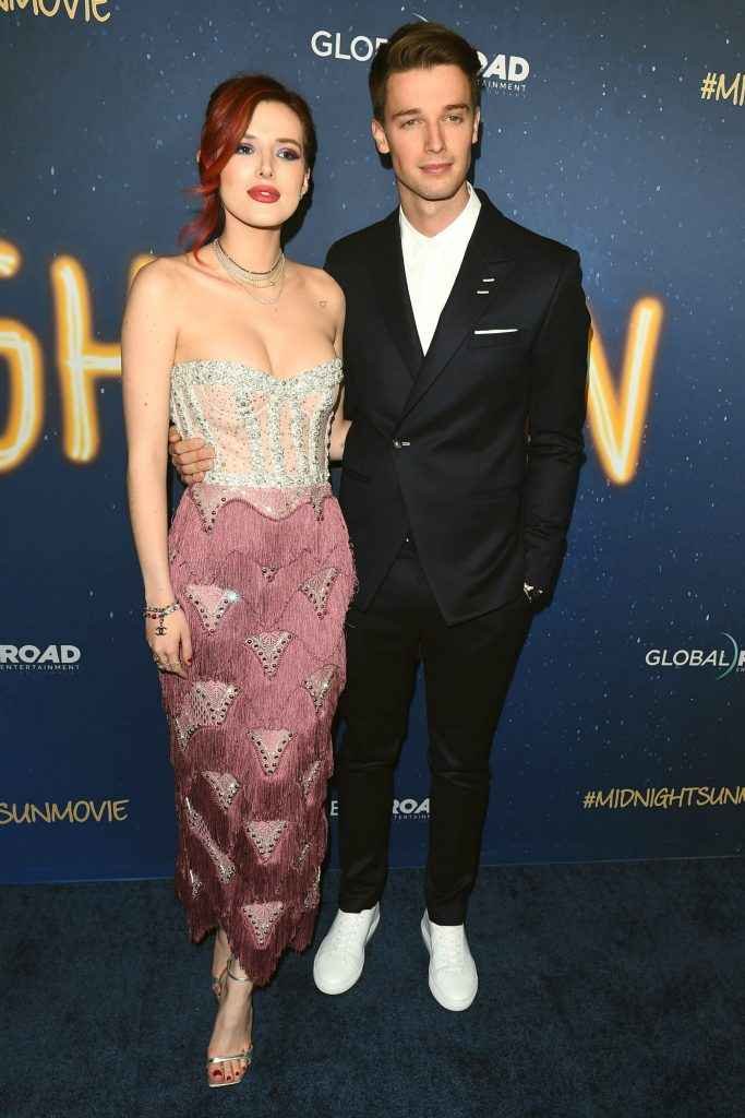 Bella Thorne ouvre le décolleté à la première de "Midnight Sun"