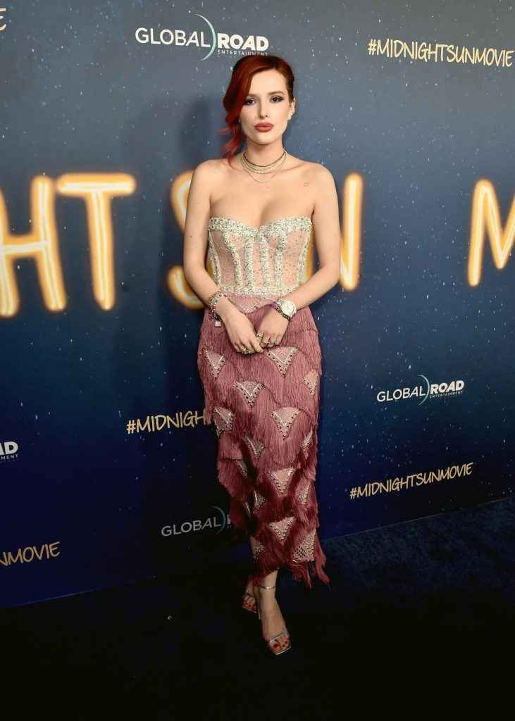 Bella Thorne ouvre le décolleté à la première de "Midnight Sun"