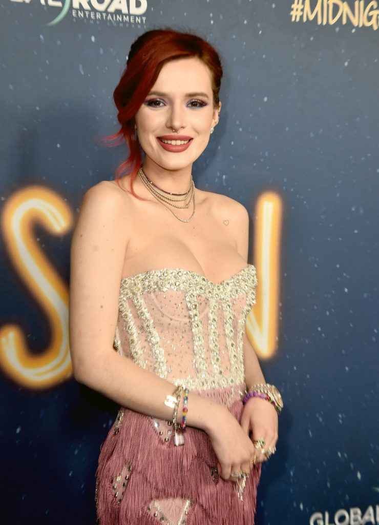 Bella Thorne ouvre le décolleté à la première de "Midnight Sun"