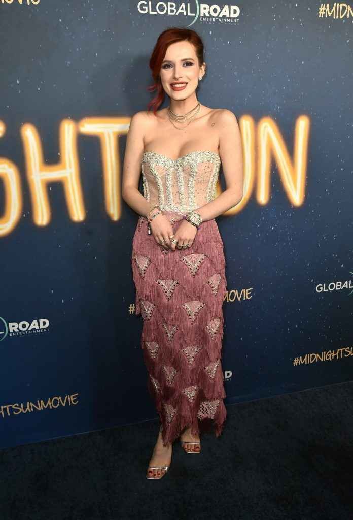 Bella Thorne ouvre le décolleté à la première de "Midnight Sun"