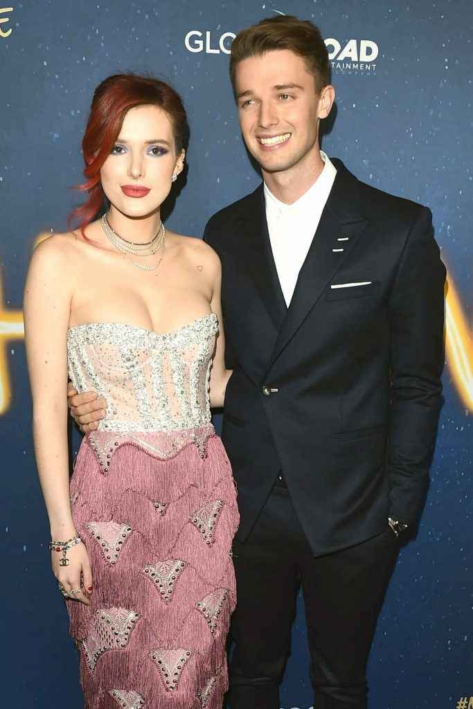 Bella Thorne ouvre le décolleté à la première de "Midnight Sun"