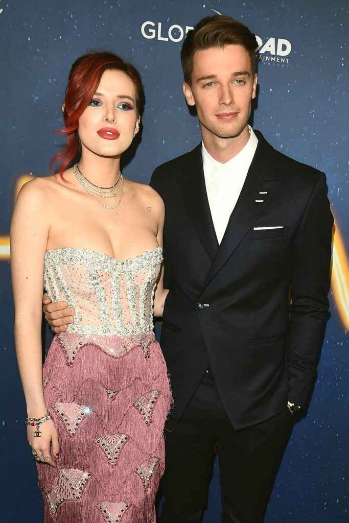 Bella Thorne ouvre le décolleté à la première de "Midnight Sun"