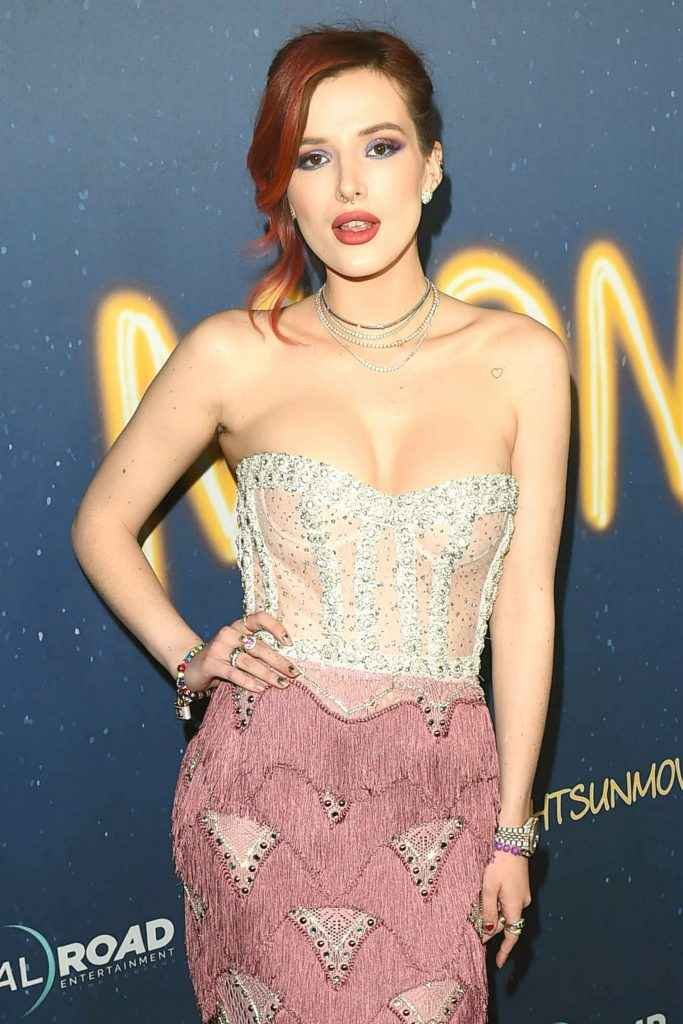 Bella Thorne ouvre le décolleté à la première de "Midnight Sun"