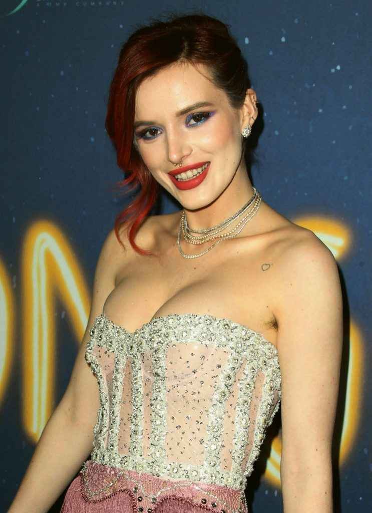 Bella Thorne ouvre le décolleté à la première de "Midnight Sun"