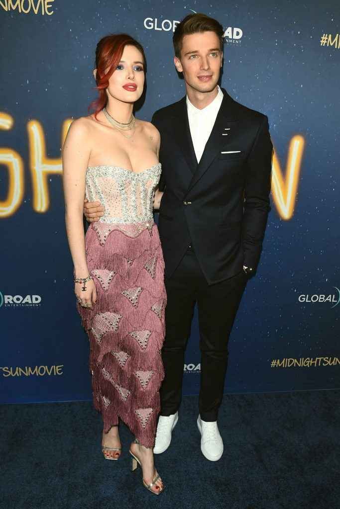 Bella Thorne ouvre le décolleté à la première de "Midnight Sun"