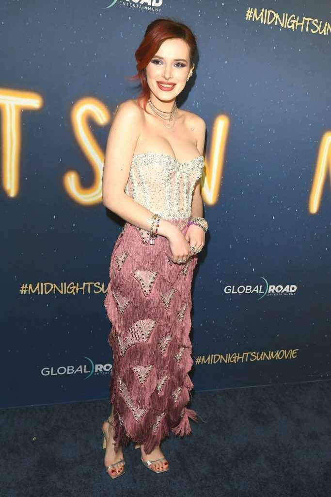 Bella Thorne ouvre le décolleté à la première de "Midnight Sun"