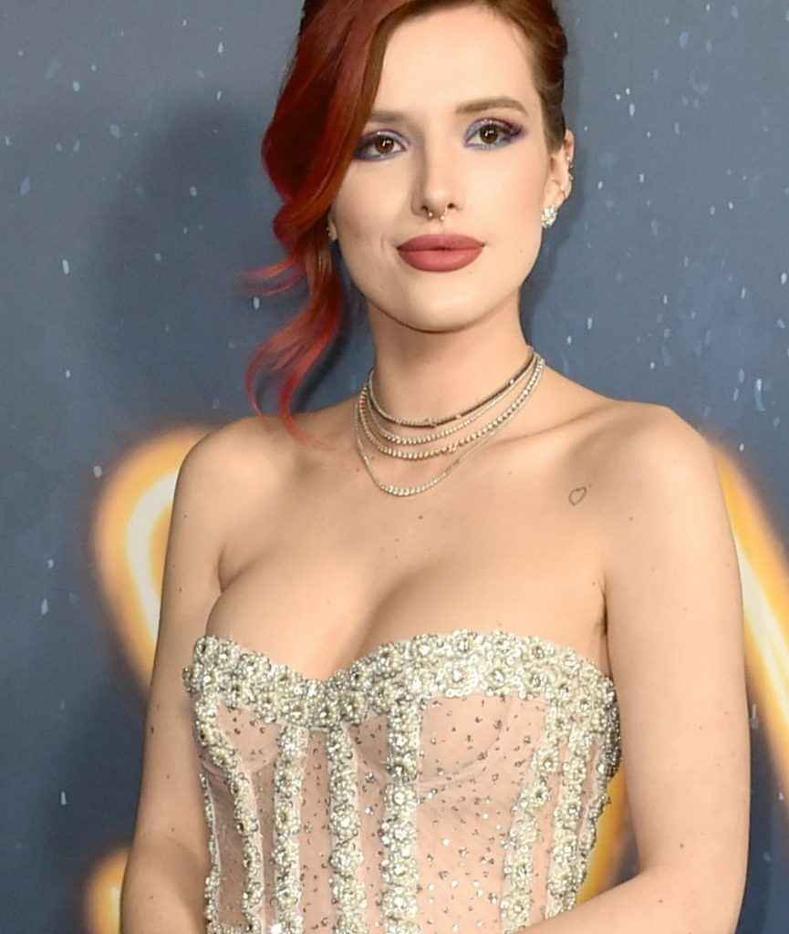 Bella Thorne ouvre le décolleté à la première de "Midnight Sun"