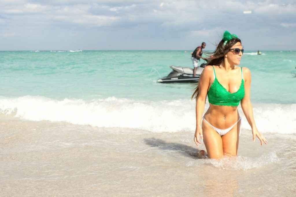 Claudia Romani célèbre la Saint Patrick en string sur la plage