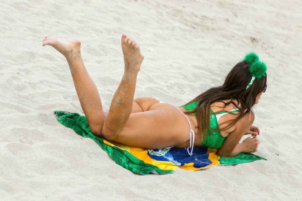 Claudia Romani célèbre la Saint Patrick en string sur la plage