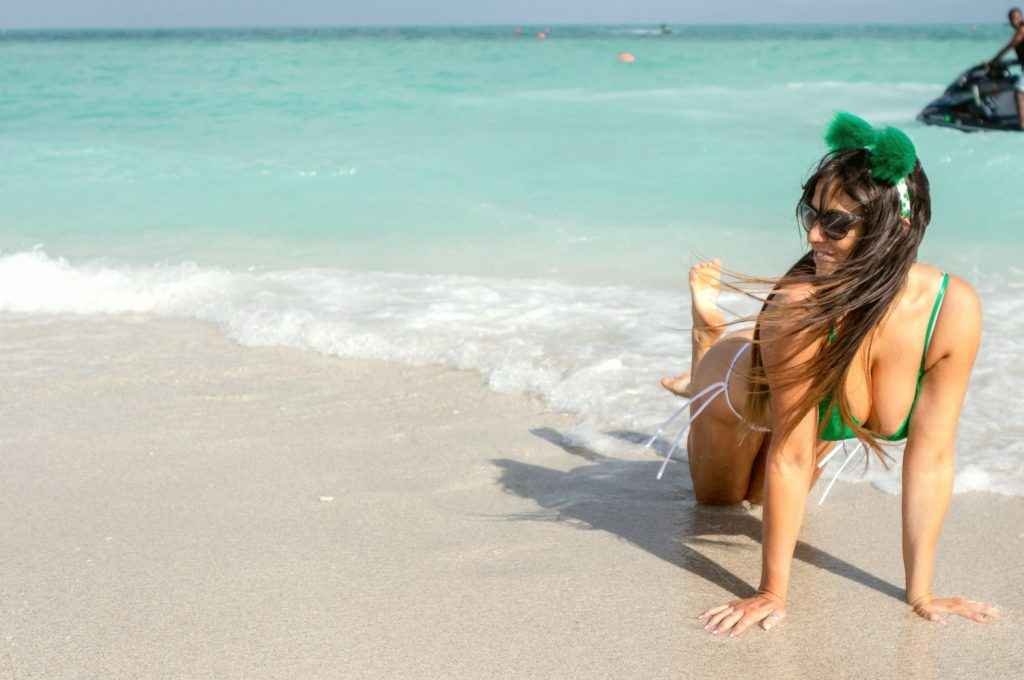 Claudia Romani célèbre la Saint Patrick en string sur la plage