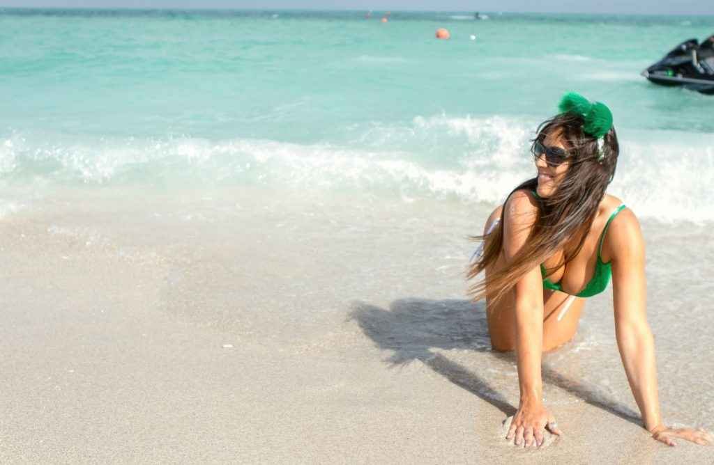 Claudia Romani célèbre la Saint Patrick en string sur la plage