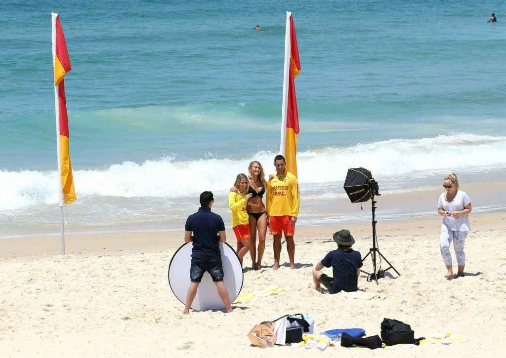 Elyse Knowles en bikini à Bondi Beach