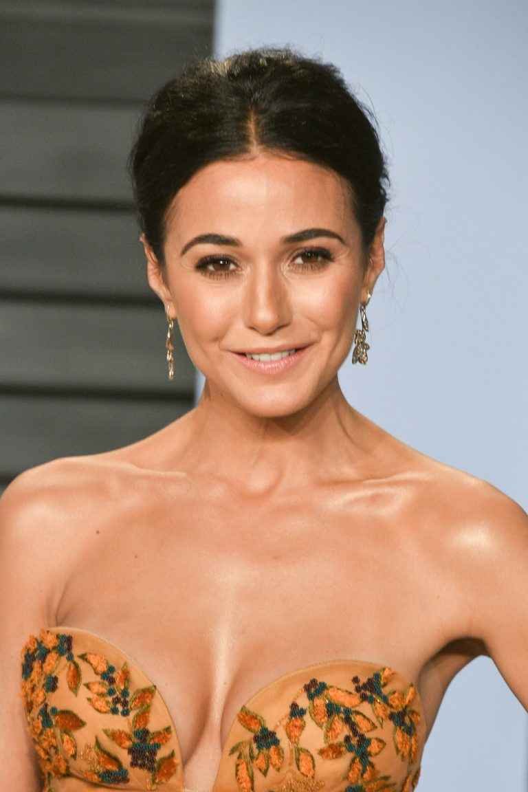 Emmanuelle Chriqui sans soutien-gorge chez Vanity Fair