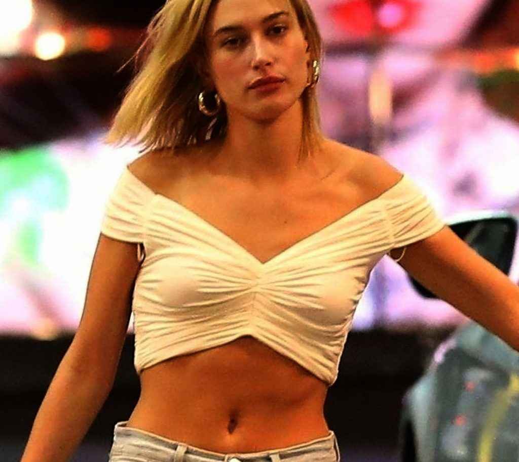 Hailey Baldwin n'a pas mis de soutien-gorge