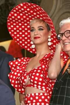 Katy Perry ouvre le décolleté chez Disney