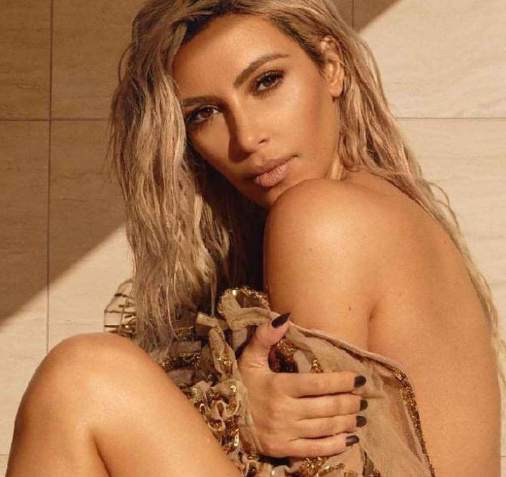 Kim Kardashian pose dans Vogue