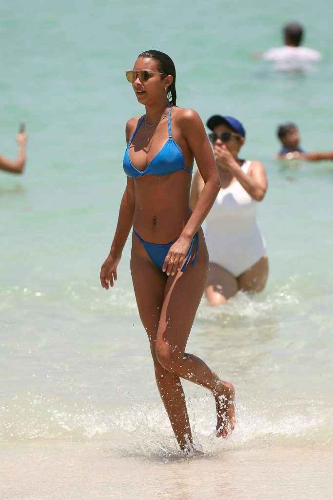 Lais Ribeiro dans un bikini bleu à Los Angeles