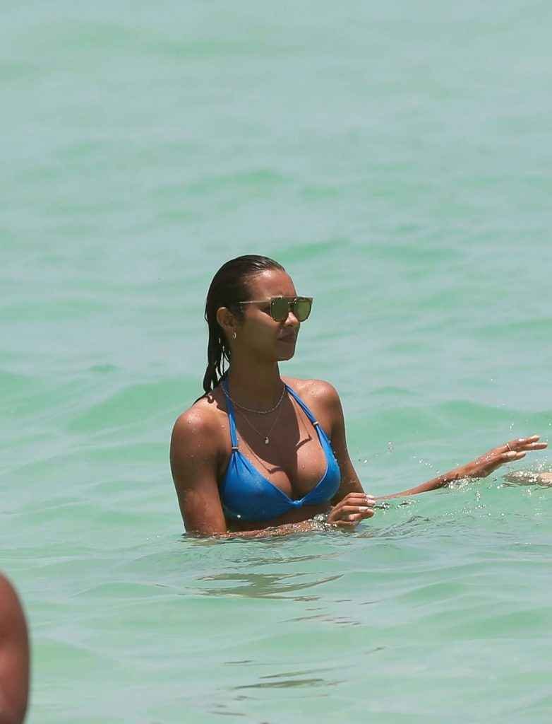 Lais Ribeiro dans un bikini bleu à Los Angeles