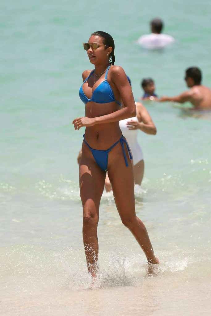 Lais Ribeiro dans un bikini bleu à Los Angeles