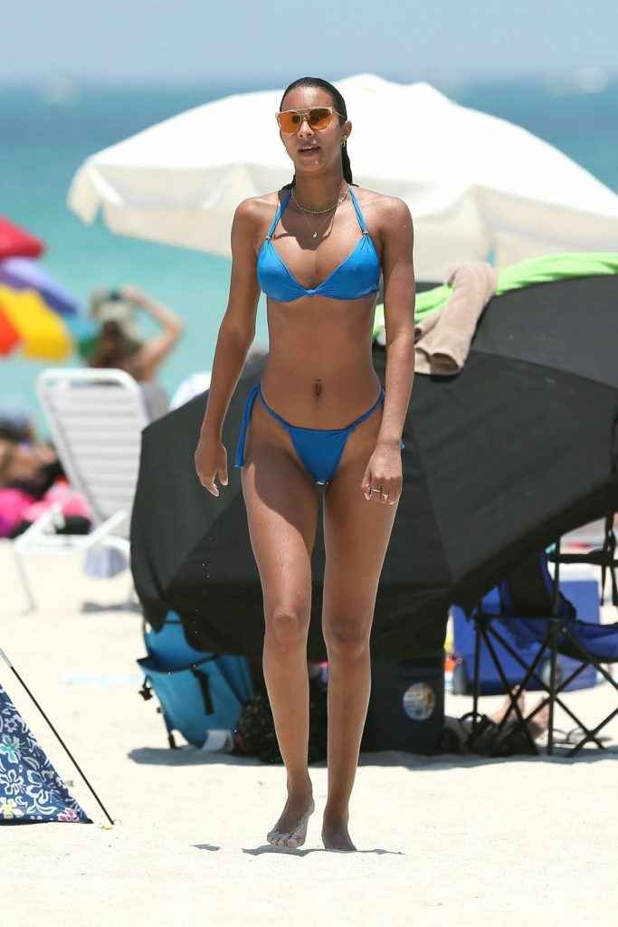 Lais Ribeiro dans un bikini bleu à Los Angeles