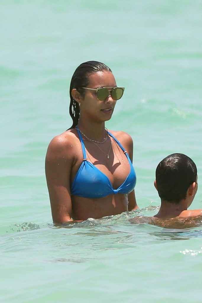 Lais Ribeiro dans un bikini bleu à Los Angeles