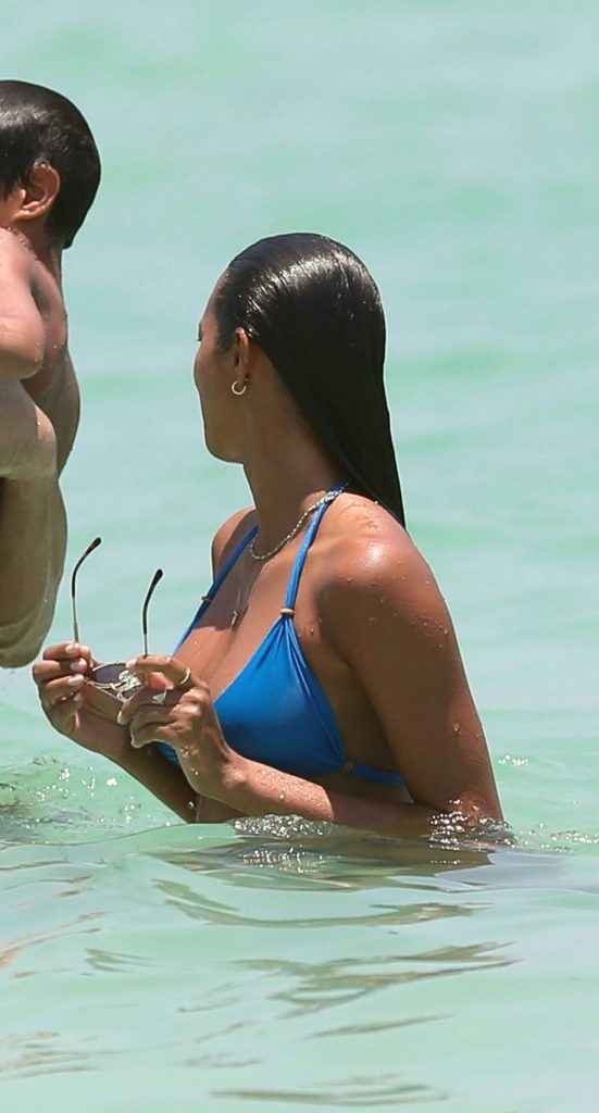 Lais Ribeiro dans un bikini bleu à Los Angeles