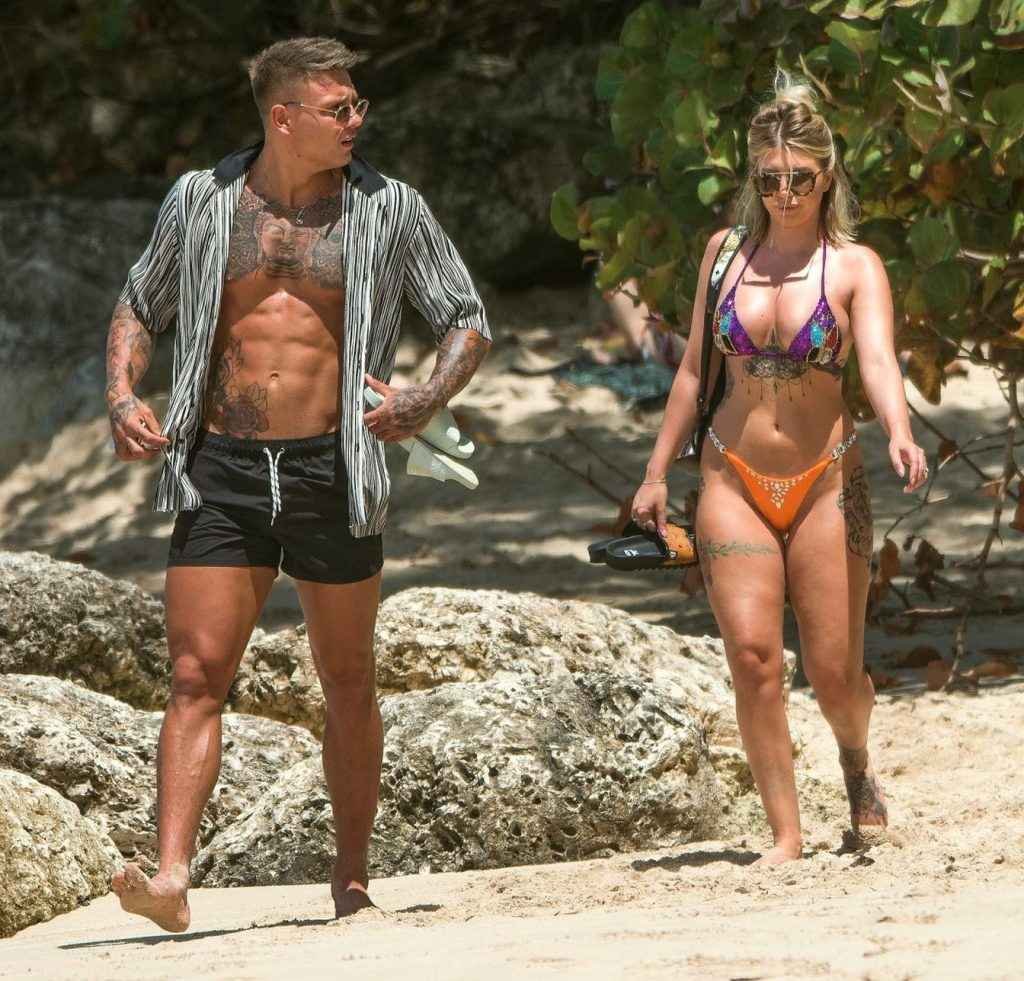 Olivia Buckland enfile les bikinis à La Barbade