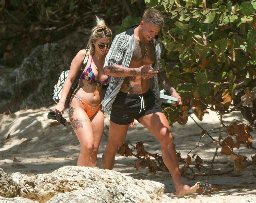 Olivia Buckland enfile les bikinis à La Barbade