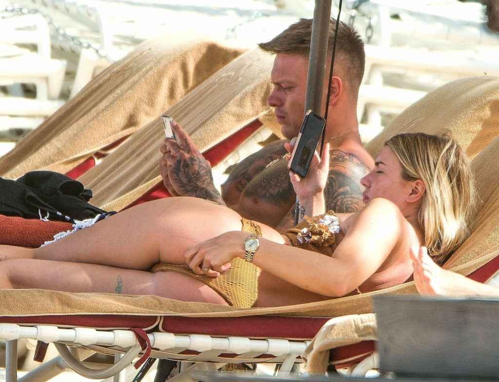 Olivia Buckland toujours en bikini à La Barbade