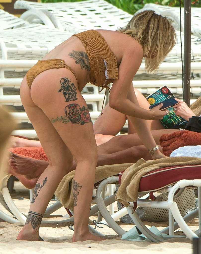 Olivia Buckland toujours en bikini à La Barbade