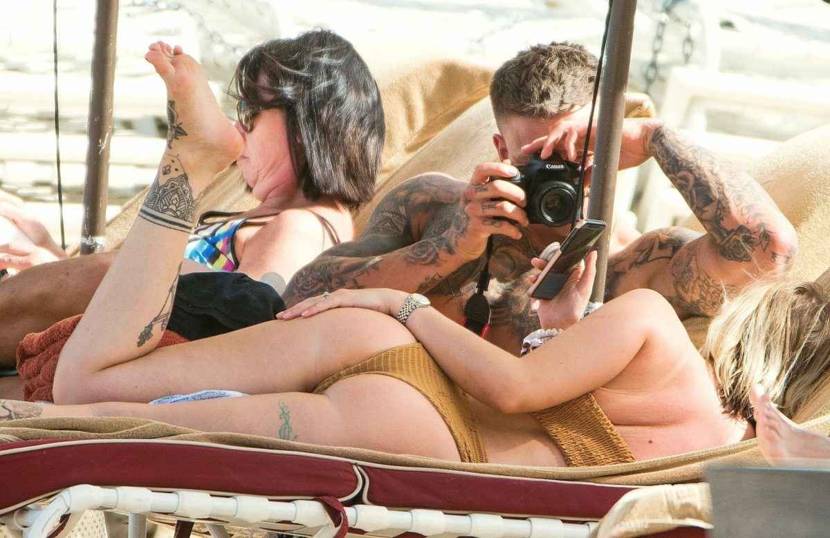 Olivia Buckland toujours en bikini à La Barbade