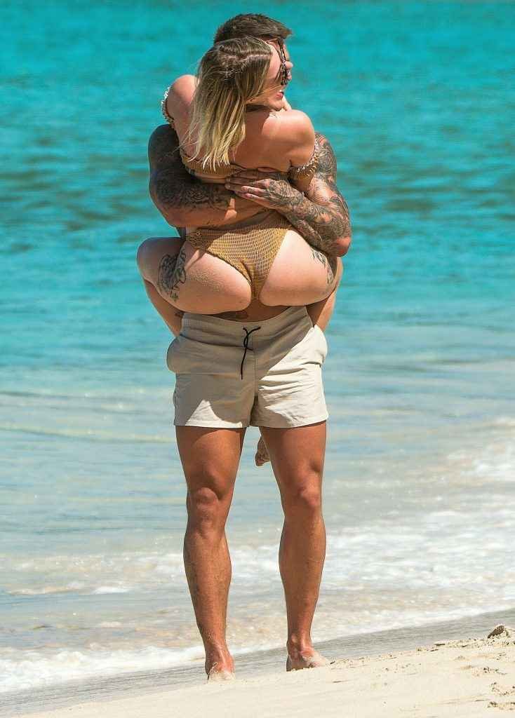 Olivia Buckland toujours en bikini à La Barbade