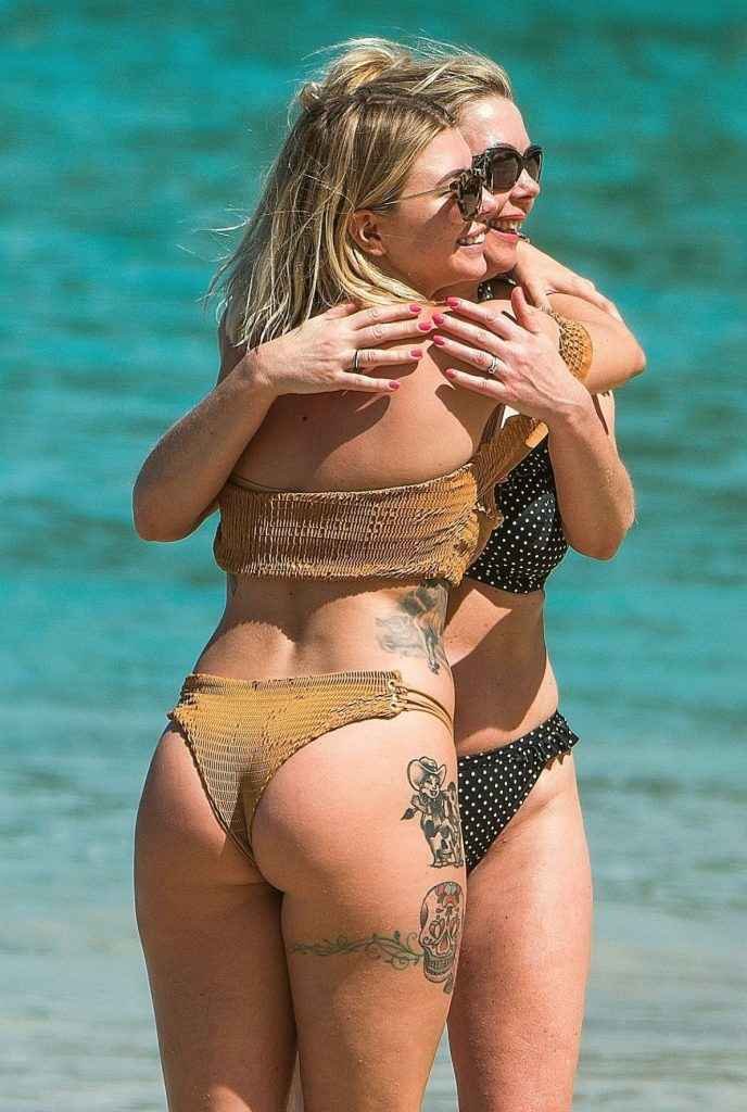 Olivia Buckland toujours en bikini à La Barbade