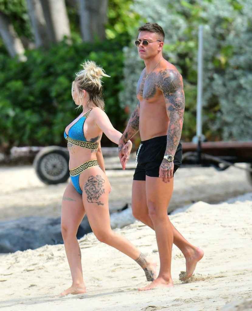 Olivia Buckland enfile les bikinis à La Barbade