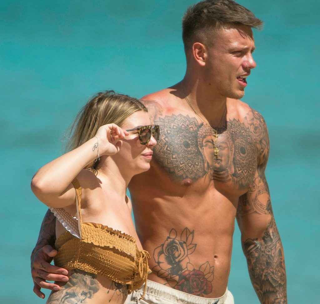 Olivia Buckland toujours en bikini à La Barbade