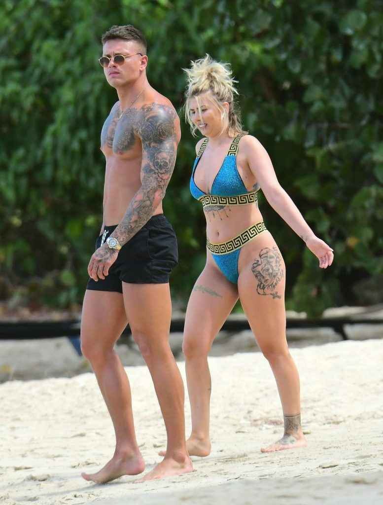 Olivia Buckland enfile les bikinis à La Barbade