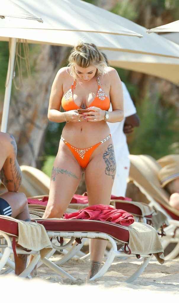 Olivia Buckland en bikini à La Barbade