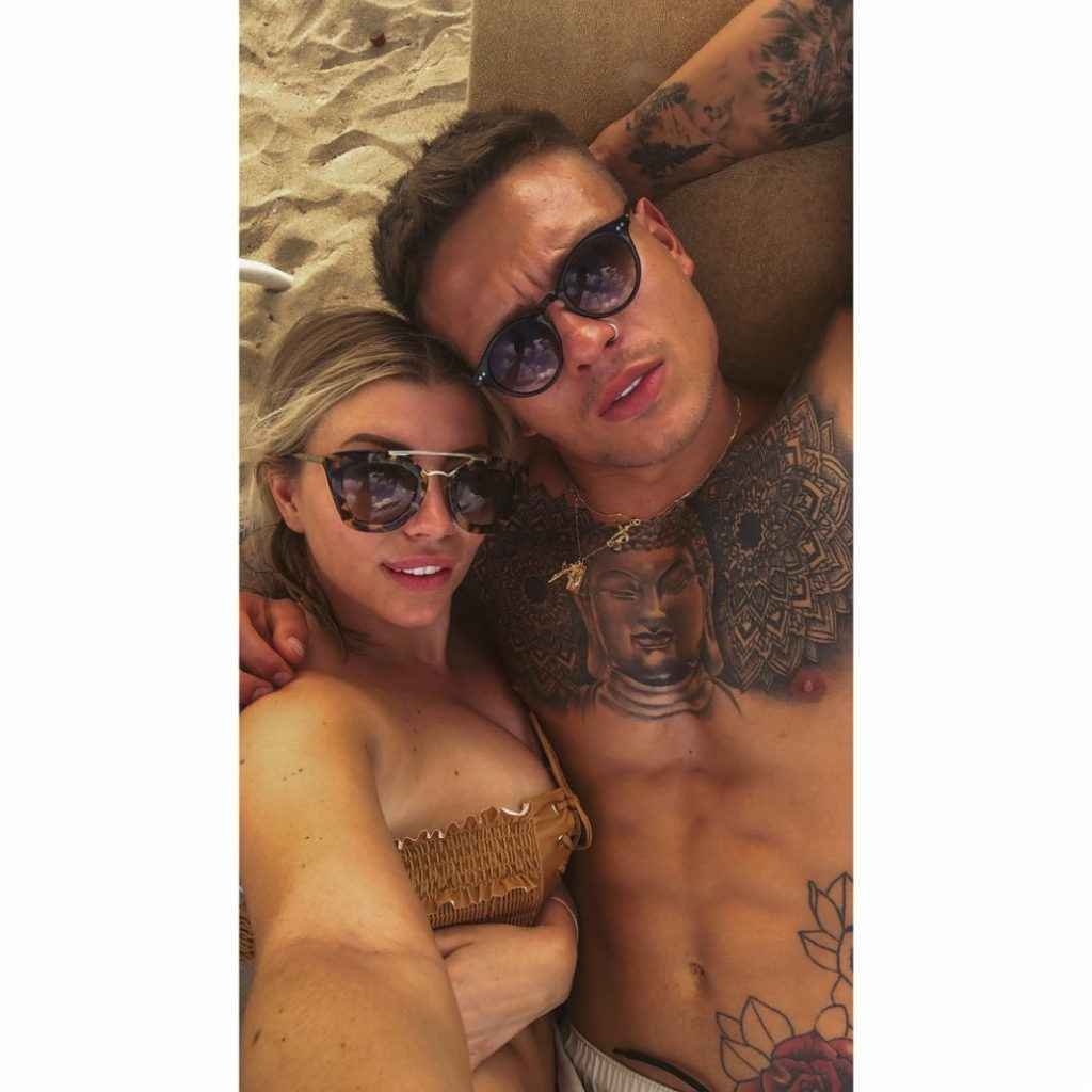 Olivia Buckland toujours en bikini à La Barbade